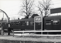 169442 Gezicht op de spoorwegovergang in de Soestdijkerstraatweg te Hilversum, bij het N.S.-station Hilversum Sportpark.